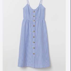 Blå och vit randig klänning från H&M, öppen i ryggen +frakt 