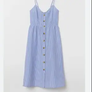 Blå och vit randig klänning från H&M, öppen i ryggen +frakt 