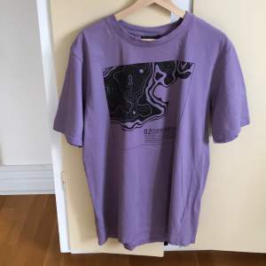 Säljer denna lila t-shirten med coolt svart tryck på ifrån Lager 157. Den är i topp skick och helt oanvänd🌟