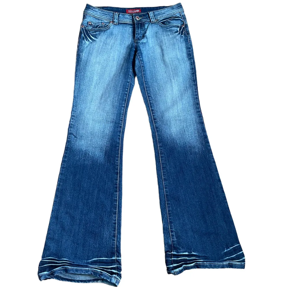 (Är du intresserad är det bara att skriva! Vinnaren köpte ej:/)  Snygga lågmidjade jeans med rhinestone detaljer ✨ Färgen syns bäst på närbilderna:)  Står på byxorna att de är storlek L, skulle säga att de är S-M💛 Innerbenslängd: 82cm Midjemått: ca 77cm. Jeans & Byxor.