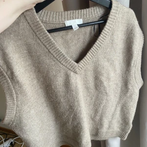 Stickad väst H&M - Stickad väst från H&M i storken M. Något kortare i modellen. Perfekt över en skjorta eller tröja🤎