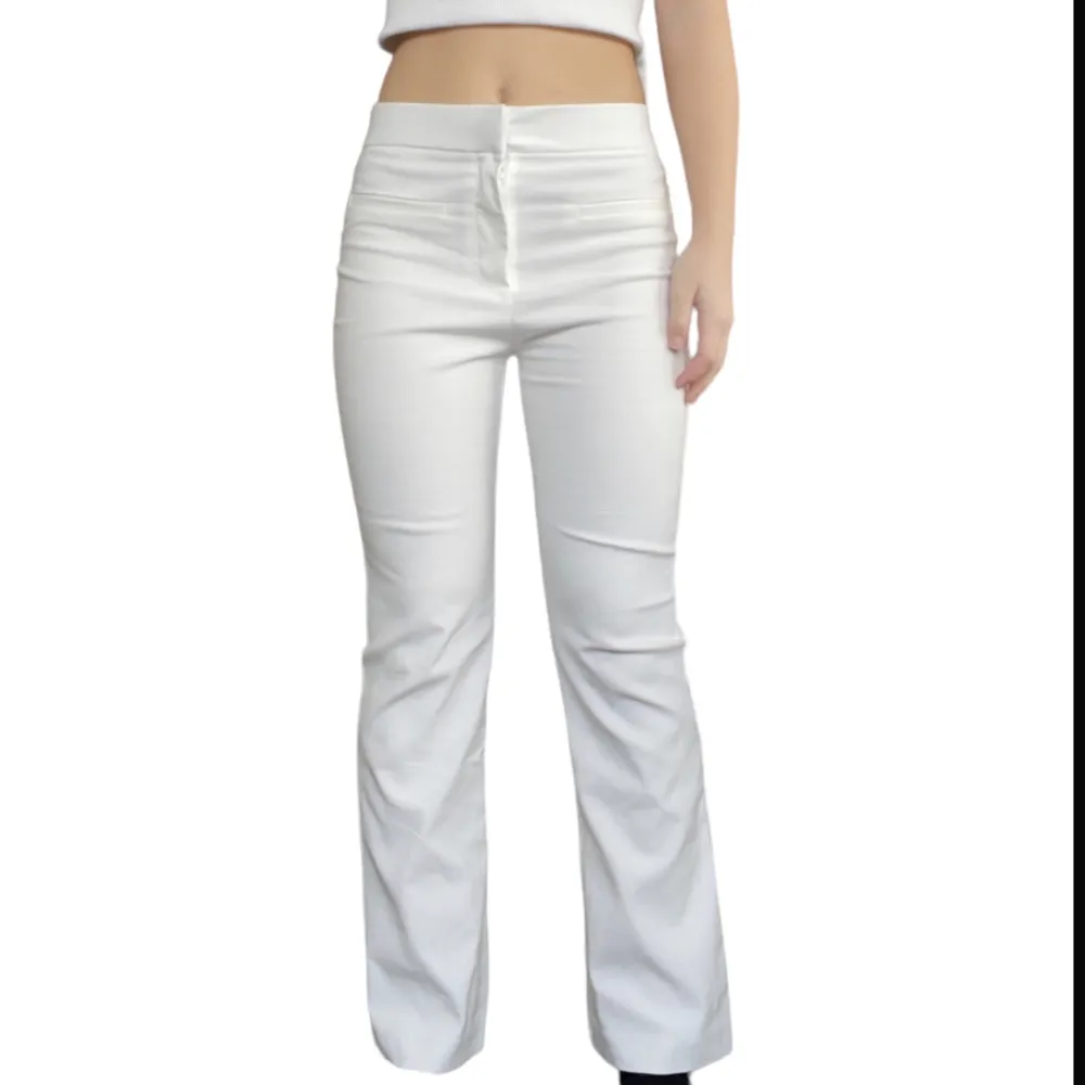 Vita kostym byxor från Zara köpt länge den men använd 1 gång💕 den vita färgen är vit inga defekter😊mått|: midja=72, Innerben= 64cm. Jeans & Byxor.