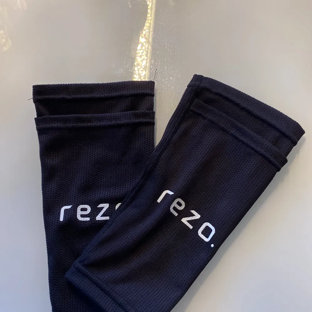 Benskydd frå rezo!! Med strumpor man her över benskydden💕tvättar strumporna innan💕💕. Övrigt.