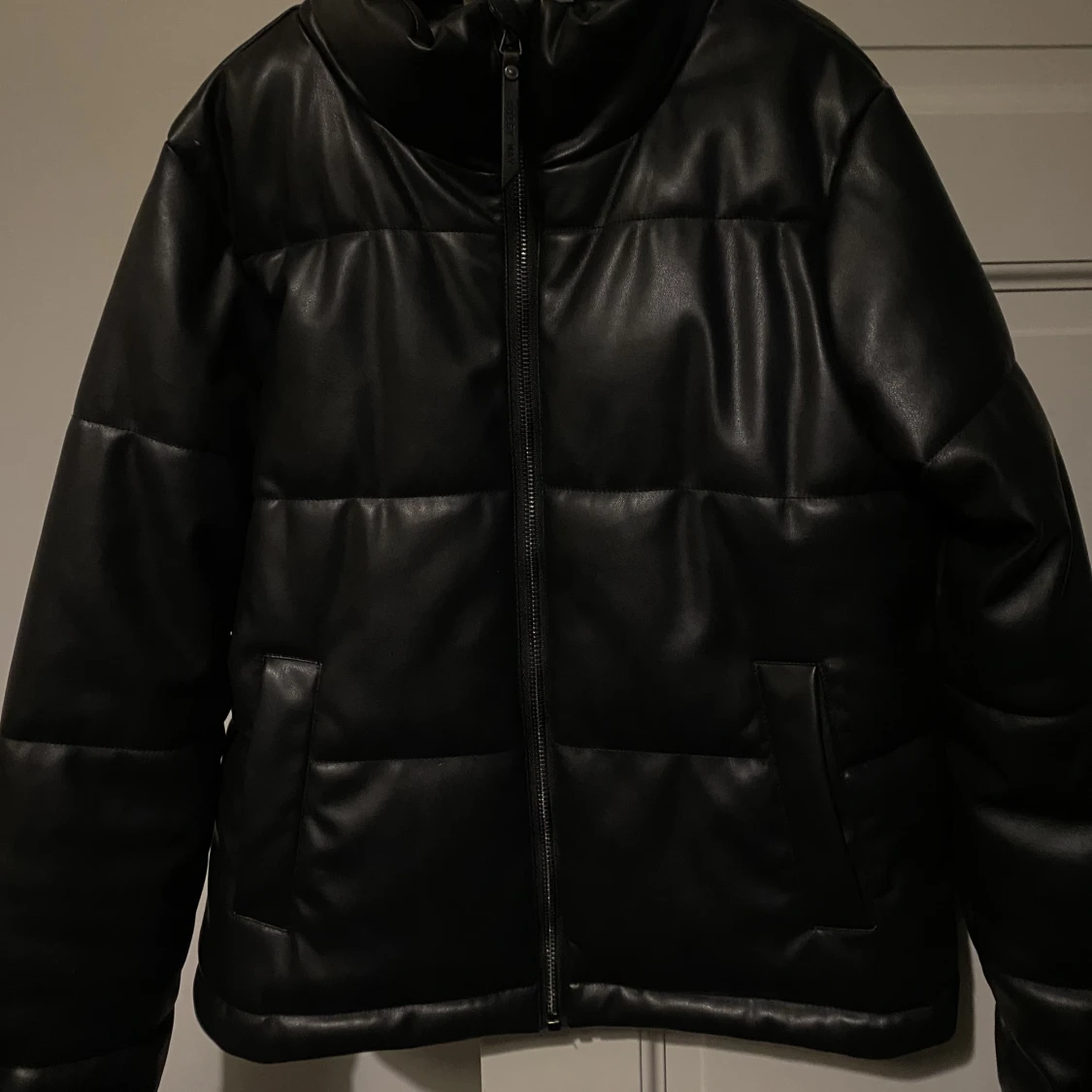 Pufferjacka i läderimitation  - 90
