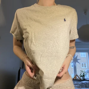 Grå T-shirt från Ralph Lauren - Säljer denna T-shirten från Ralph Lauren, är i nyskick, i storlek M. 🫶🏼