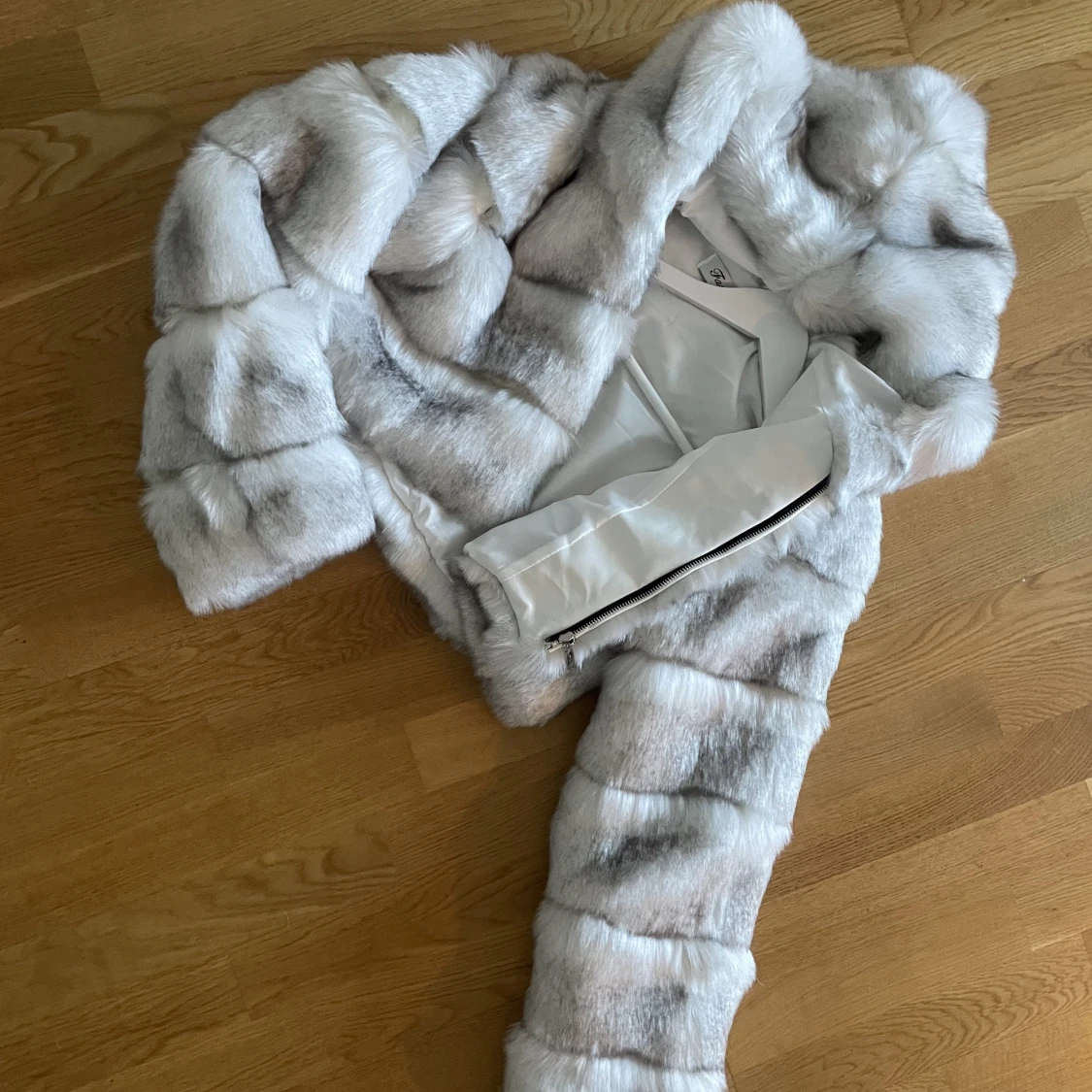 Fake pälsjacka strl s vit grå