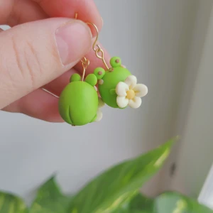 Handgjorda örhängen  - Handgjorda örhängen i polymerlera med 14k guldpläterade sterlingsilver örhängen. Grodor med blommor.   Skickas med poleringsduk. 