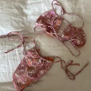 Unik mönstrad bikini från bikbok, nyskick! Hör av dig vid funderingar, kram Ebba 