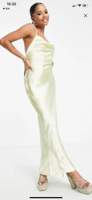 Balklänning  - En jättefin klänning från ASOS (petite) helt i nyskick med prislappen kvar. (Aldrig användt) det är en storlek 38. Skulle säga att den är ganska  skysterbar i storleken då man har band i ryggen. Pris kan diskuteras!!!!