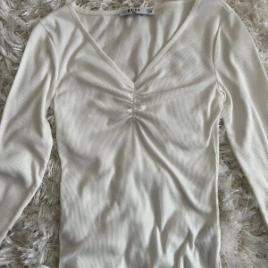 Långärmad t-shirt  - Vit långärmad t-shirt storlek xxs, passar xs/s. 100kr😊 Aldrig använd! 