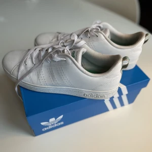 Adidas skor - Använda men bra skick! Passar perfekt nu till våren. Köpare står för frakt💗(Storlek 38 2/3)