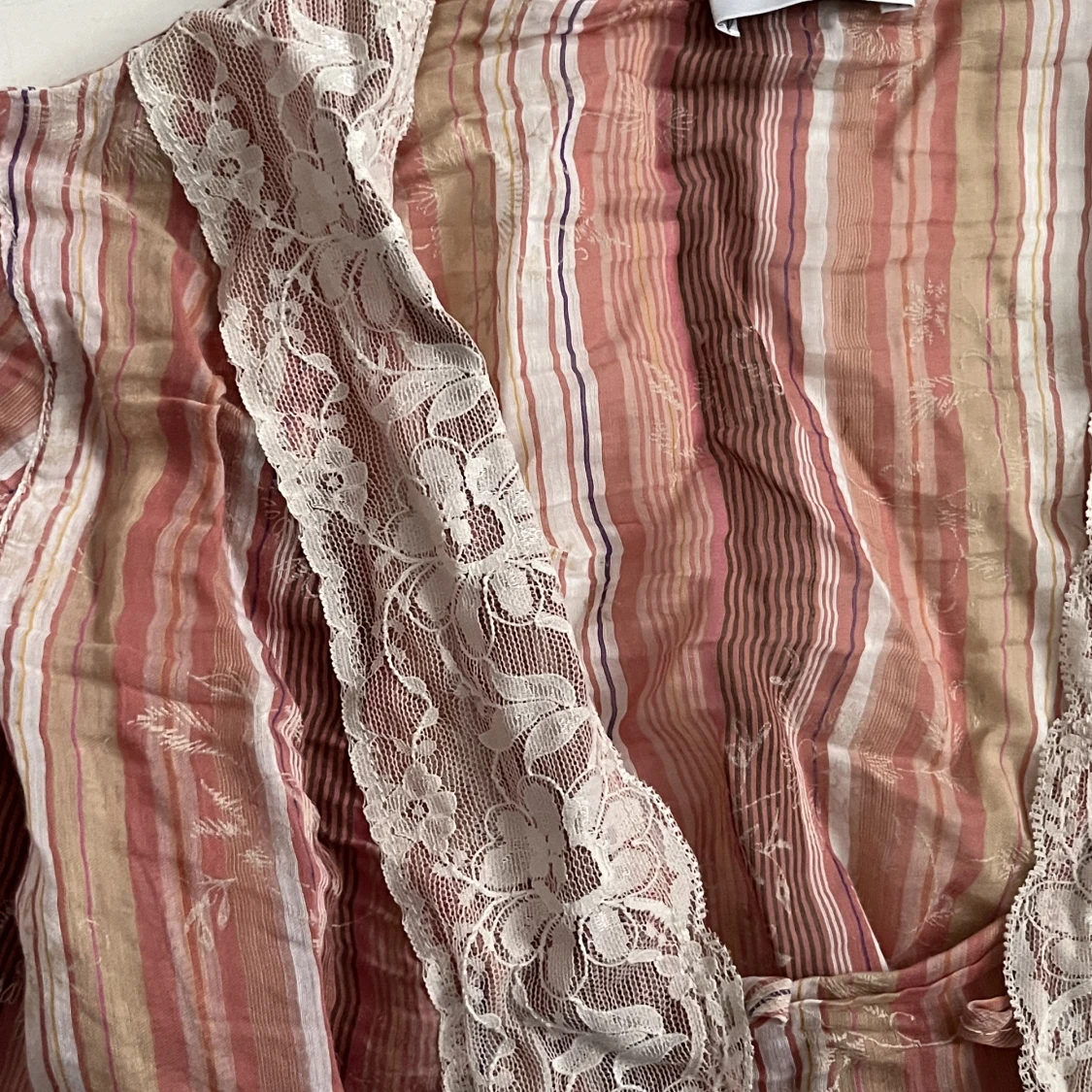 Blus med spetsdetaljer - 90