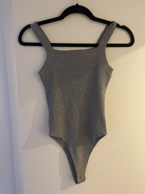 4th and reckless body - Grå tunnstickad supermjuk och stretchig body från 4th and reckless.