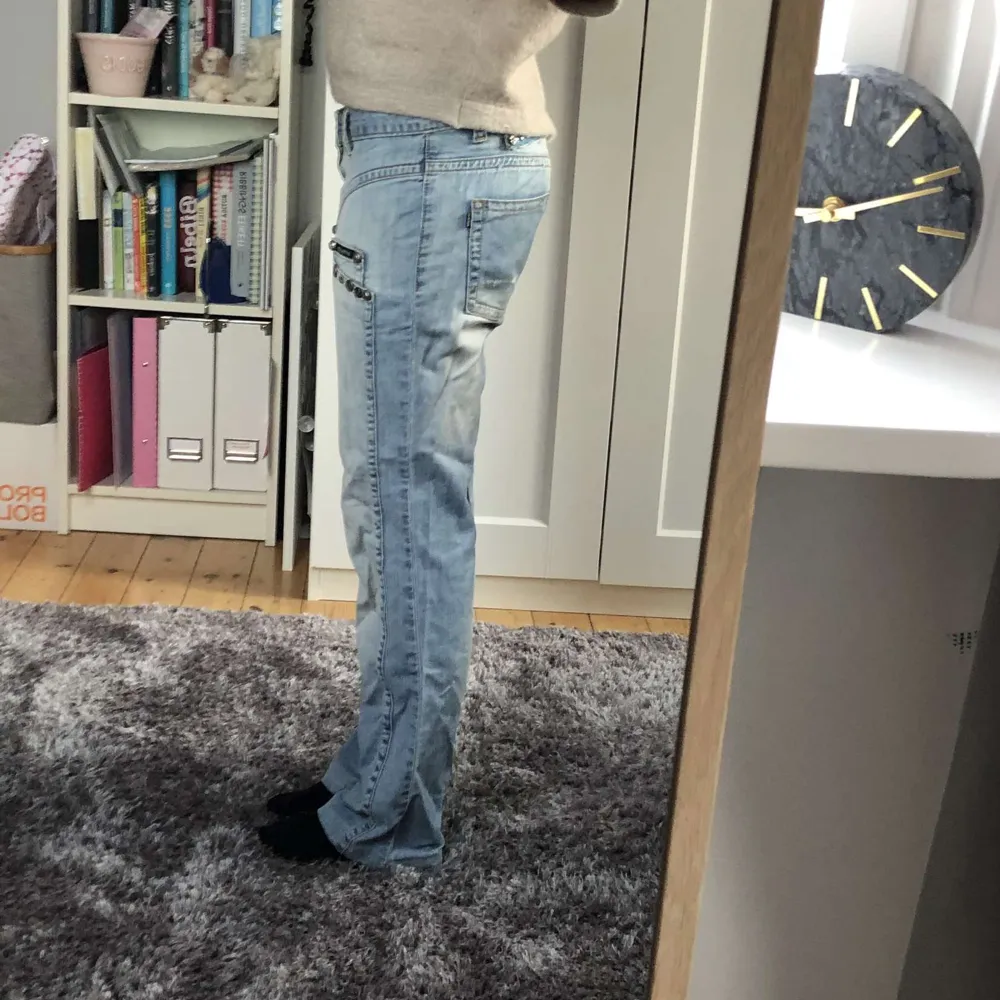 Ett par skitsnygga jeans med coola detaljer. Säljer åt en kompis❤️. Jeans & Byxor.