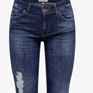 Jeans  - Säljer dessa jeans fr Zalando köpta här på Plick dom var för stora för mig obs inte mina bilder 💞