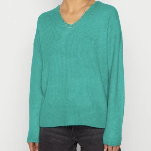 Grön stickad tröja - Grön v-ringad stickad tröja från vero Moda. Använd endast en gång. Jätte fin färg och passar perfekt till våren. Storlek xs men passar på s oxå💓