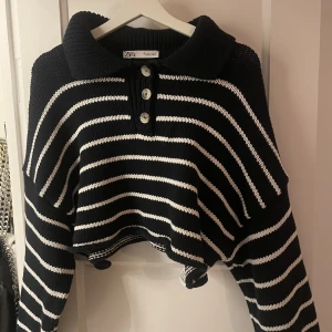 Stickad tröja  - Säljer min stickade tröja från Zara pga får ingen användning av den längre. Tröjan är mörkblå med vita ränder och det är storlek S. Tröjan är i väldigt bra skick då den knappt är använd ✌🏻✌🏻