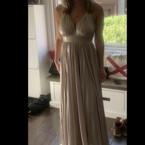 Balklänning  - Guld/champagnefärgad balklänning🤍 går att knyta med banden på olika sätt! 