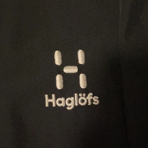 Haglöfs Jacka - Skick 7/10  Säljer pga att jag ej använder den längre,  Ordinariepris på jackan var 2500kr nu säljer jag den för 1400kr i och med att det är ett litet hål på nedre ryggen, detta är inget som man tänker på eller som försämrar funktionerna