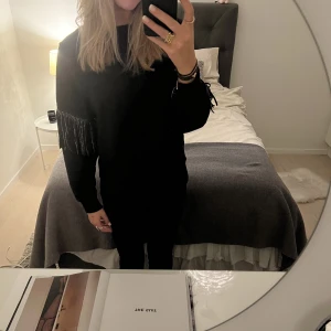 Svart tröja med glitter! - Super cool, svart tjocktröja med glitter strips på ärmarna samt baktill på ryggen! Använd vid få tillfällen så som nyskick! Passar till allt💕💕något oversized så mycket snygg passform 🥰🥰