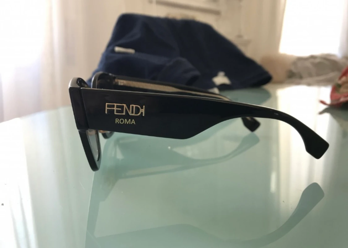 Supersnygga Fendi solglasögon - 90