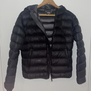 Colmar jacka  - Colmar jacka i storlek L men passar xs/s. Defekter på dragkedjan annars jättebra skick. 