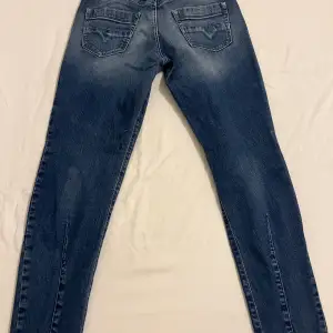 Mörkblåa låg midjade jeans från Disel. Storlek: W25 L32. Jeansen är från 2006.