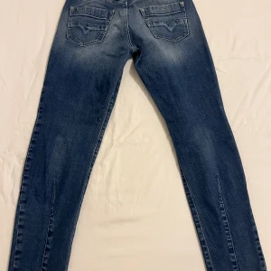 Låg midja Diesel jeans - Mörkblåa låg midjade jeans från Disel. Storlek: W25 L32. Jeansen är från 2006.