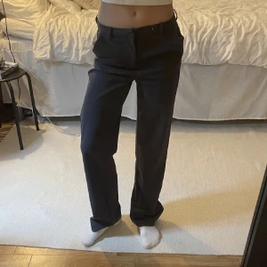 Svarta kostymbyxor - Säljer dessa svarta kostymbyxor från vero Moda då de inte kommer till användning🌟 Längd: 34(den längsta), OBS lånad bild