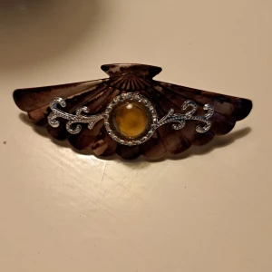 Hårspänne 🌞 - Här har jag ett jättefint hårspänne 🌞 ca 10 cm stor, aldrig använd 🌞 Pris 5 kr plus frakt 16 kr 🌞 Swish finns 🌞 vid frågor kontakta mig 🌞 Anki 