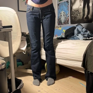 Lågmidjade jeans  - Ett par så så så snygga lågmidjade jeans från det gamla svenska jeans märket ” gul och blå ” som inte finns längre, dom är från 2000s och modellen på bilden är 173 cm och passar perfekt på henne!! Innebens längden är 85 cm Fraktar och möts men helst frakt