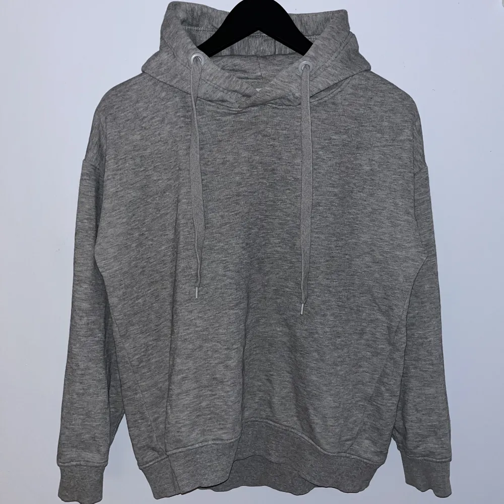 Grå hoodie från lager 157 i storlek s. 70kr +frakt, priset går alltid att diskutera🌟 skriv vid intresse eller frågor☺️💕. Hoodies.