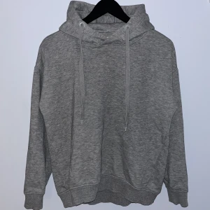 Hoodie - Grå hoodie från lager 157 i storlek s. 70kr +frakt, priset går alltid att diskutera🌟 skriv vid intresse eller frågor☺️💕