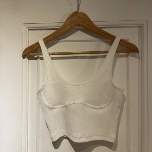 Vitt linne - Vitt linne från Gina Tricot. Aldrig använt💫💫