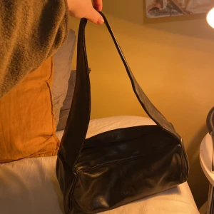 Äkta läder väska - Svart läderväska. 