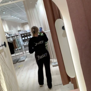 Juicy - Säljer det här svarta juicy setet (den nya modellen). Storlek M på båda  Jättebra skick 800kr för hela setet