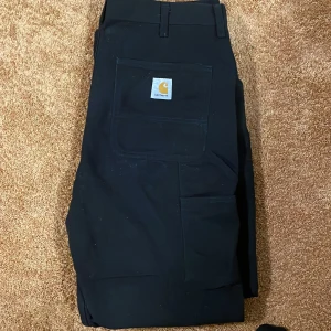 Carhartt byxor - Cargo/chino byxor. Nyskick hög kvalite med ett tungt och tjockt tyg. Baggy/straight jävligt feta och fräsha.