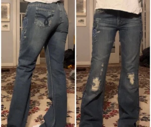 Lågmidjade jeans - Köpte dessa super snygga jeansen på plick men säljer nu vidare då dom tyvärr inte passade! Midjemått: 85cm & innerbenslängd: 83cm! Bra skick osv! 🥰🥰🥰