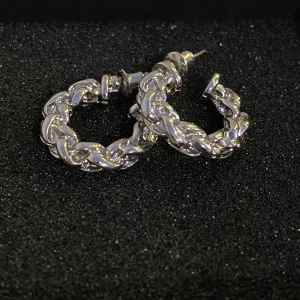 Silvriga örhängen 100kr - Säljer min aörhöngen då de inte kommer till användning, de är nickelfria och är i fin skick💕🫶🏻🫶🏻