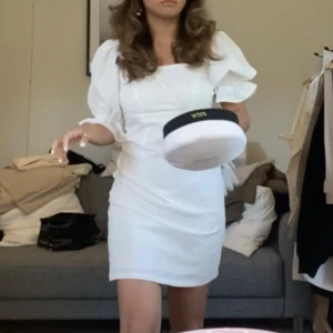 Vit klänning - Superfin OANVÄND klänning! Perfekt studentklänning eller sommarklänning 🤩 Den är slutsåld på hemsidan! Frakt tillkommer 📦  ORGINALPRIS: 700 kr