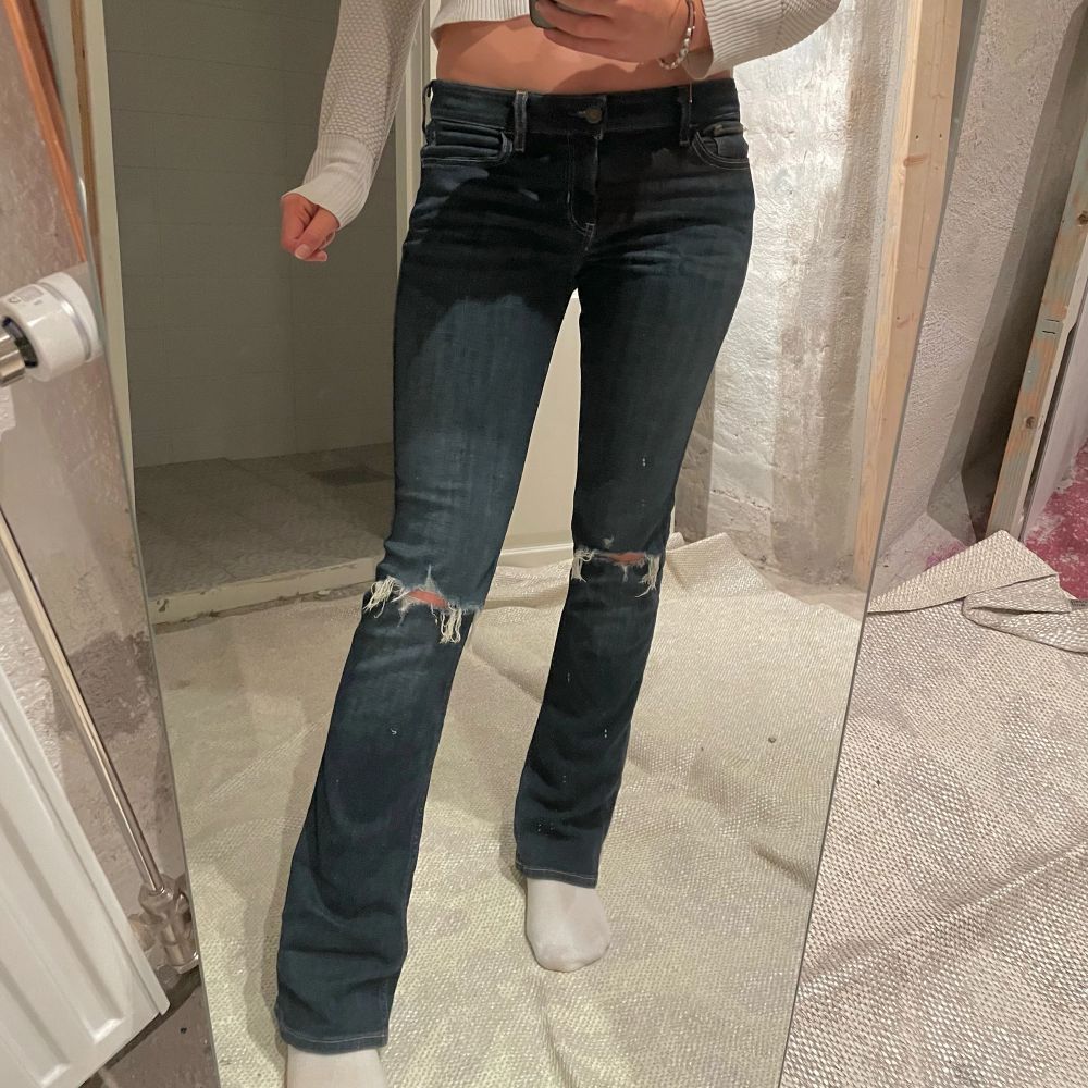 Låga jeans💘långa på mig som är 173 cm!! Jag har vanligtvis 36 eller XS/S i jeans🫶🏼. Jeans & Byxor.
