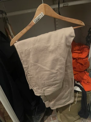 Chinos från weekday, beige, storlek 54 - Snygga chinos från weekday i tjockt jeansmaterial, vida raka ben, använda ca 3-5 gånger. Storlek 54