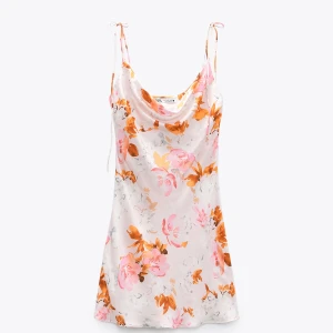 Zara klänning  - Super fin och somrig klänning från Zara som tyvärr är för kort för mig. Storlek XL men känns mer som en S/M. Helt oanvänd. Kan skicka mer bilder om det behövs. 