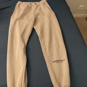 Essentials byxor - Ett par Essentials byxor som inte använda på grund av att dom är små för mig passar till allt 