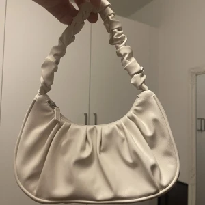Vit handväska  - Handväska från H&M som jag aldrig använder, finns även ett litet fack inuti väskan. Nypris 150kr