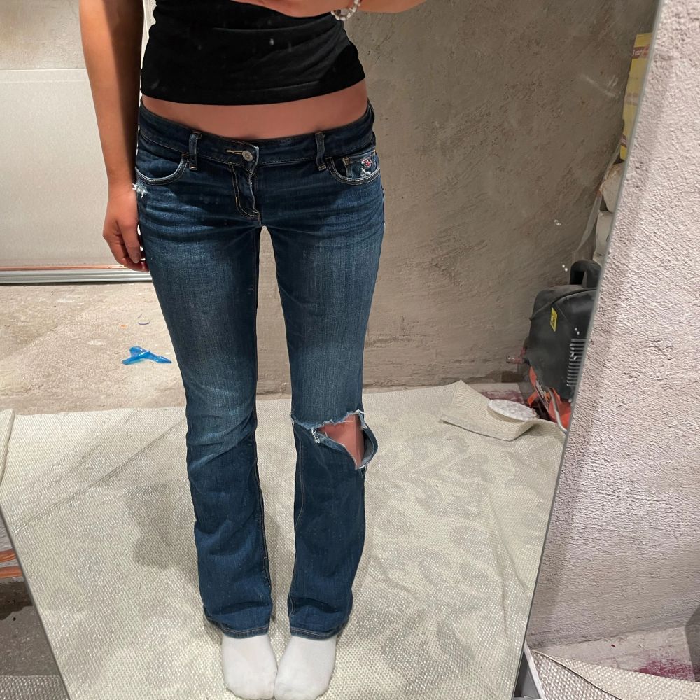 Låga jeans som är lite vidare nedtill💕💕💕långa!! (Jag är 173cm) från hollister! Köp direkt för 599 eller buda privat:))). Jeans & Byxor.