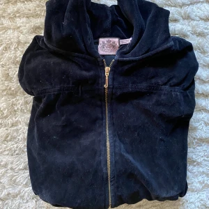 Unik juicy couture  - Svart velour-hoodie från Juicy, den har dragkedja och guld i ”mässing” och lite scrunch i mudden längst ner och ärmarna. Superfin och ok skick. Kommer rolla den innan jag skickar, den fick lite ludd på dig från mattan.  Står M i den men snarare XS/S.