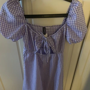 Lilarutig klänning  - Söt lila rutig klänning från hm, storlek s, aldrig använd 🤍