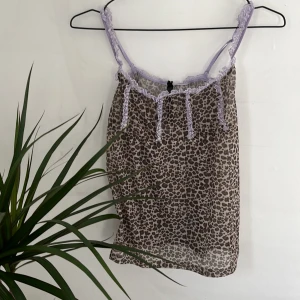 Leopard linne  - Om man vill vara snygg när man sover är detta ett perfekt linne. Skit gullig och snygg. Älskar verkligen de här linnet men blir aldrig använt. Har använts ett fåtal gånger så det är i gott skick💖