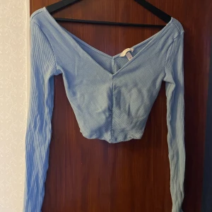 Blå topp - Jättefin topp från hm, endast använd några få gånger.